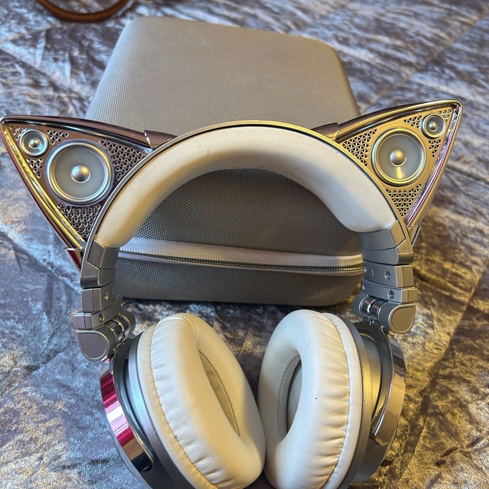 Ariana grande Brookstone Cat Ear headphones limited edition only made in 2017